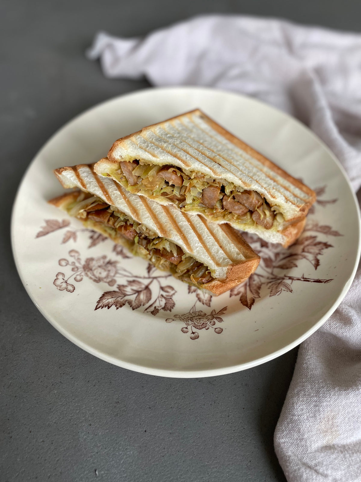 キャベツとソーセージたっぷりのスパイシーホットサンド(ワッフル&ホットサンドベーカー)