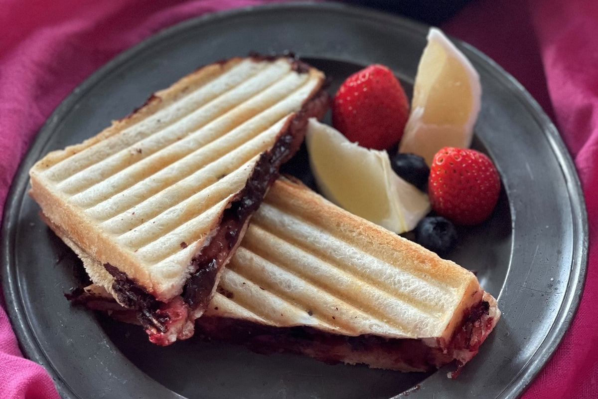 フレッシュストロベリーとマシュマロとチョコのホットサンド – Vitantonio