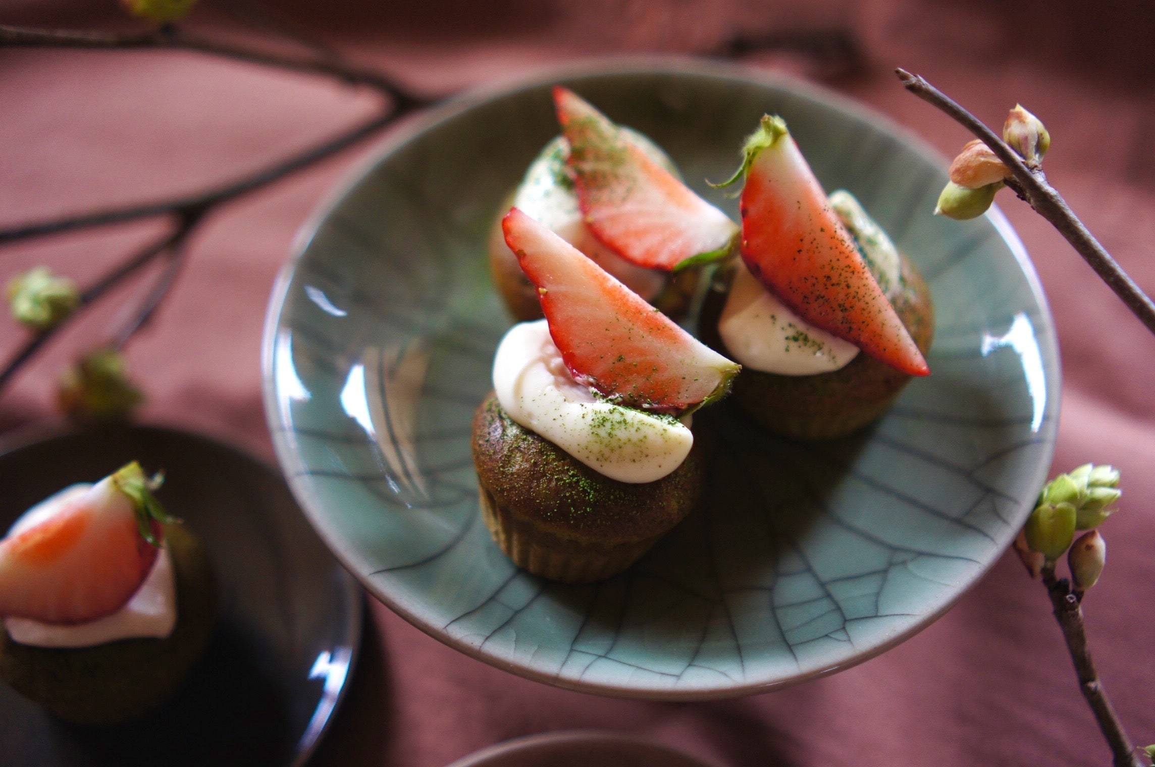 抹茶カップケーキのハニーマスカルポーネクリーム添え（ワッフル