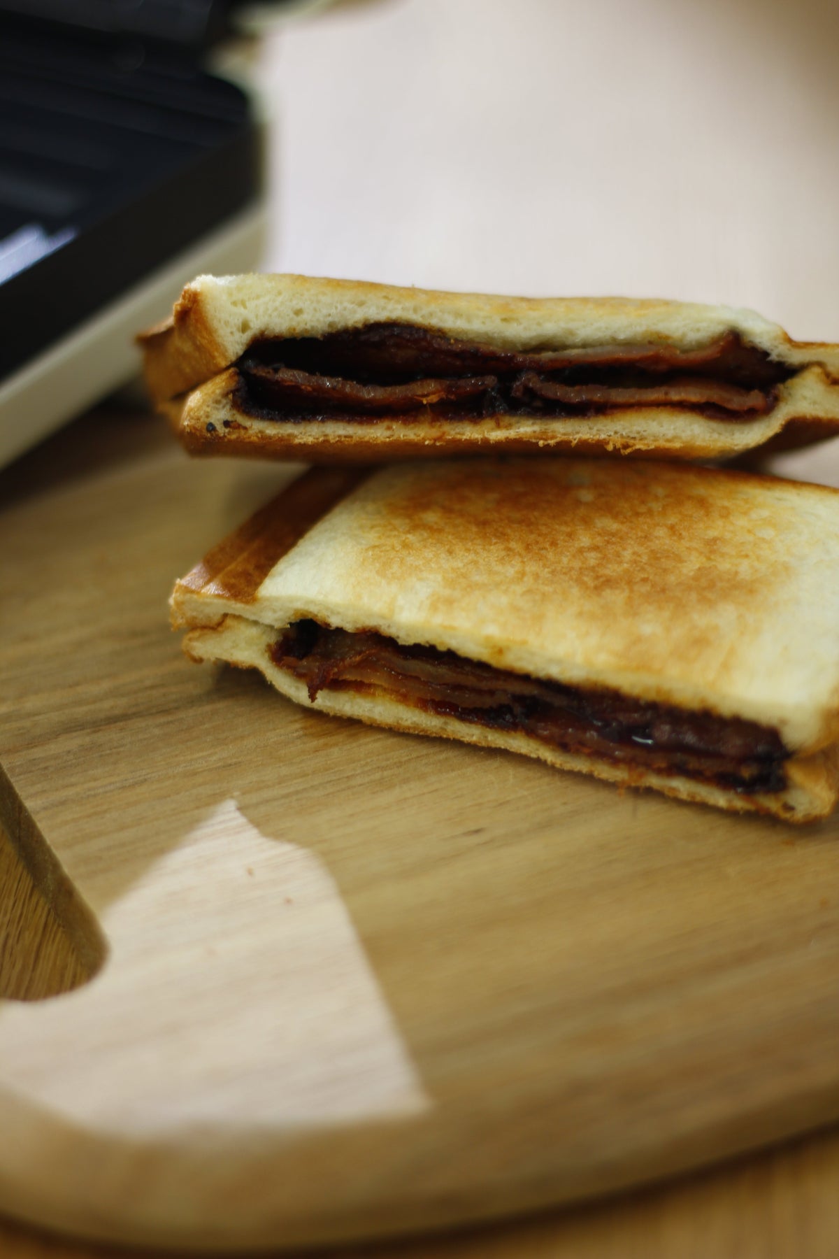 豚ロースとガーリックバターサンド（厚焼きホットサンドベーカー）