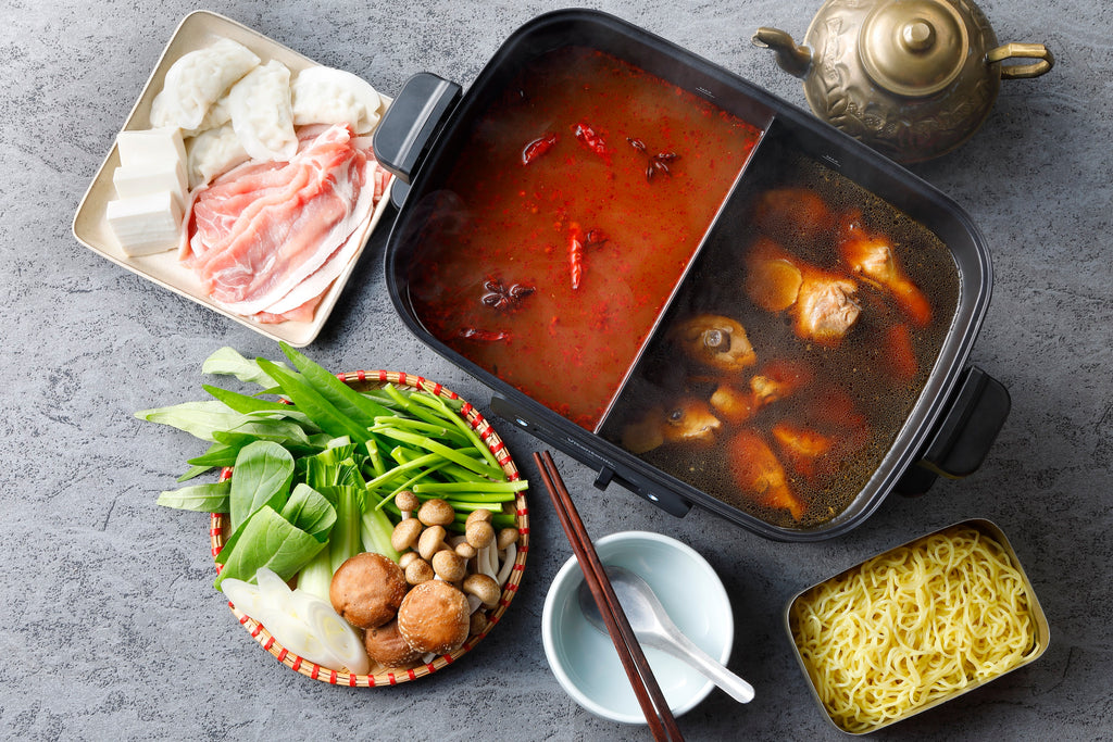 「四川風麻辣鍋」と「台湾風鶏スープ鍋」の火鍋