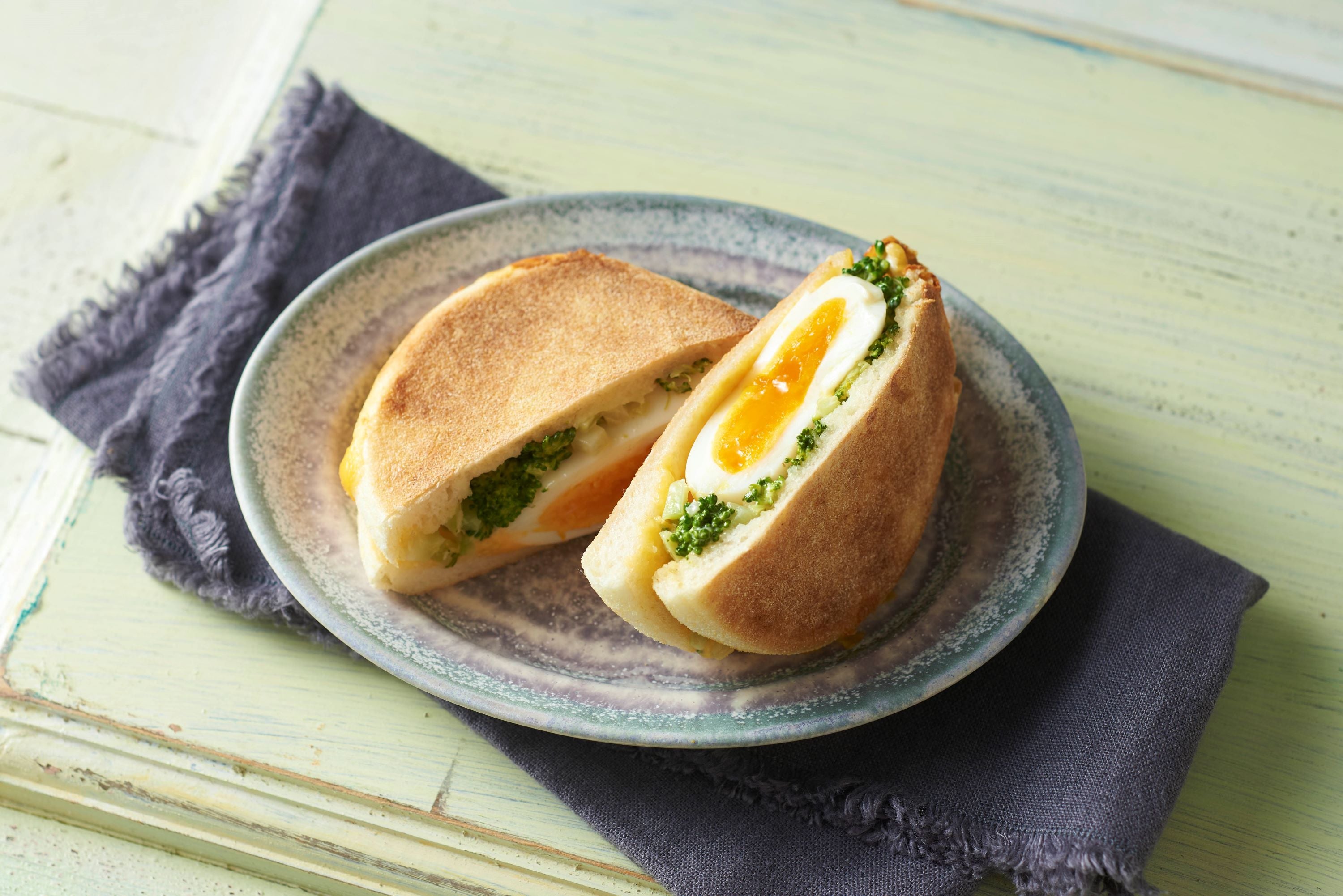 ブロッコリーと半熟卵のマフィン（厚焼きホットサンドベーカー