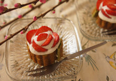 抹茶と苺のロールケーキ（パニーニプレート）
